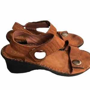 La Plume Leather Footbed Comfort Sandals. Size 39.
